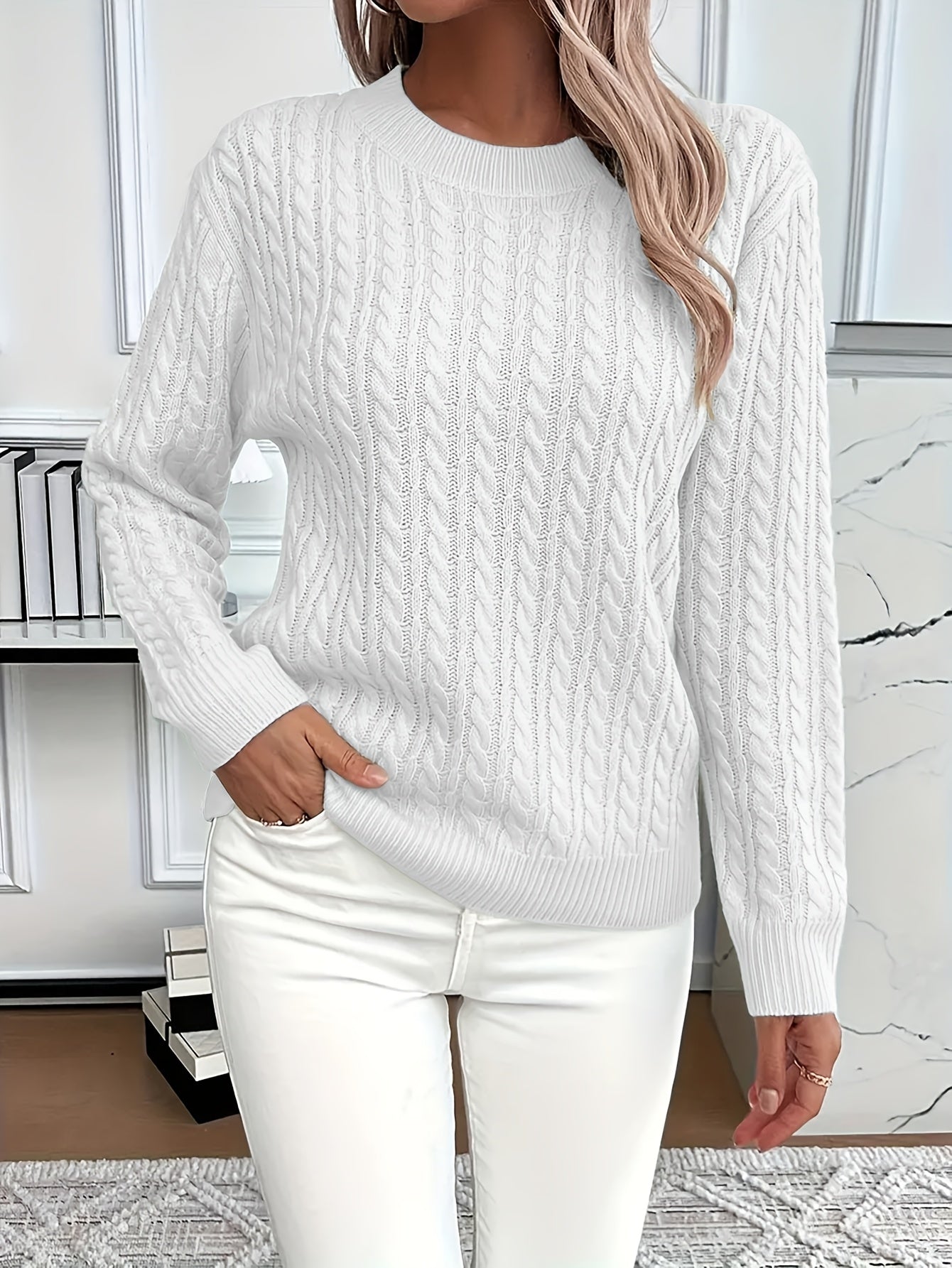 Lotte Andersen | Cable-Strikket Sweater med Rund Hals