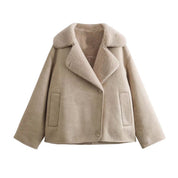 Stine Bang | Faux-shearling frakke med kontrastkrave