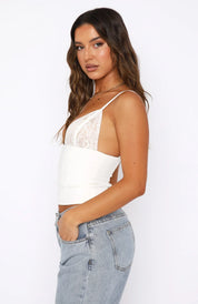 Aurélie Fontaine | Elegant cami top med blonde og V-udskæring