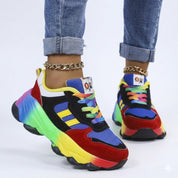 Rosanna Ashworth | Regnbue Sneakers med Farverig Retro Design
