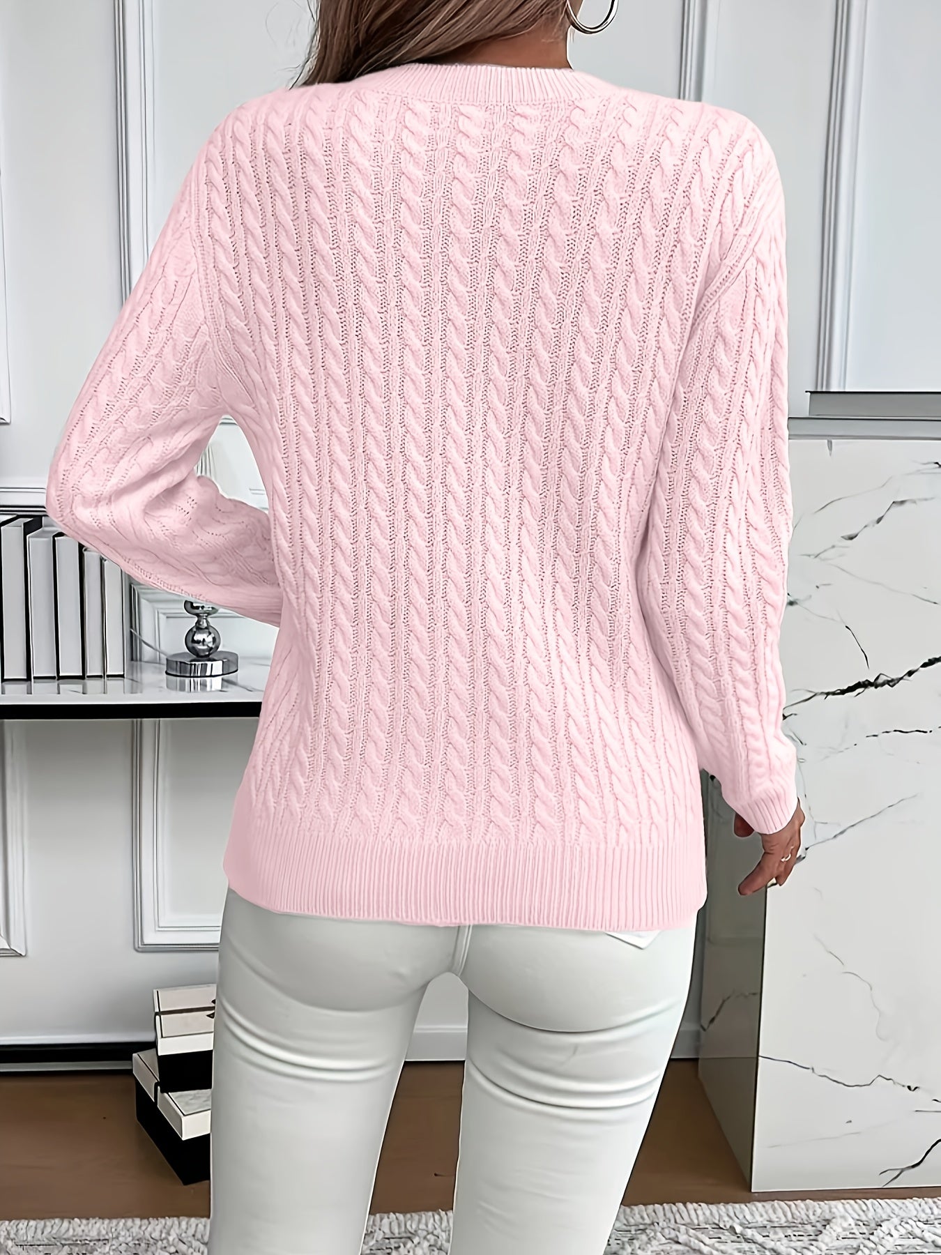 Lotte Andersen | Cable-Strikket Sweater med Rund Hals