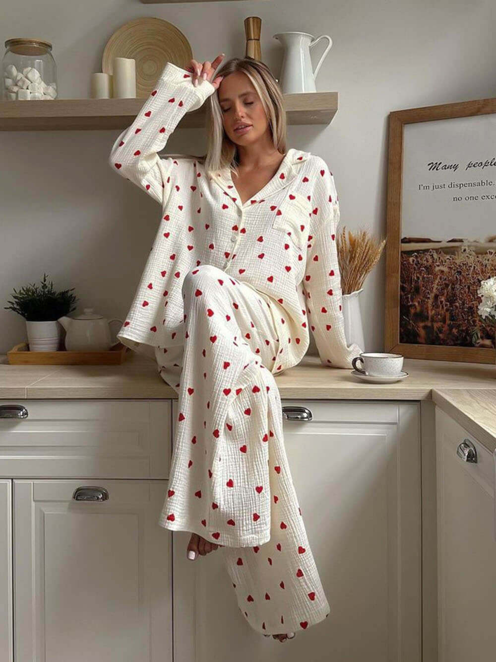 Valerie Hartley | Hjemmekompakt pyjamasæt i hvidt med røde hjerter