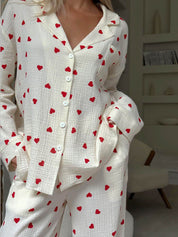 Valerie Hartley | Hjemmekompakt pyjamasæt i hvidt med røde hjerter