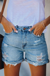 Helena Rousseau | Distressed Denim Shorts med Opsmøg – Streetstyle Vibe