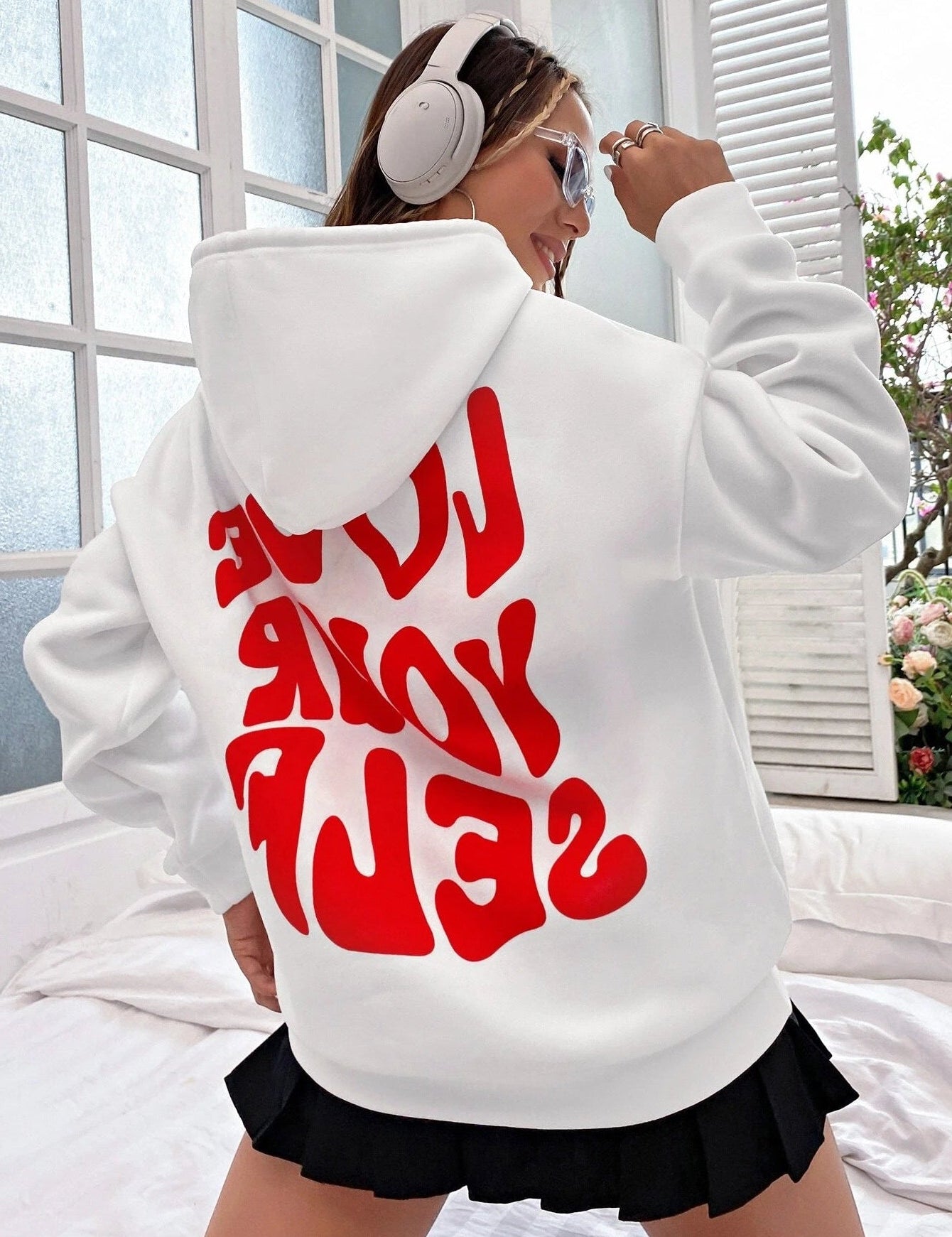 Roxanne Bellamy | Oversized Hoodie med Love Yourself-Rygprint