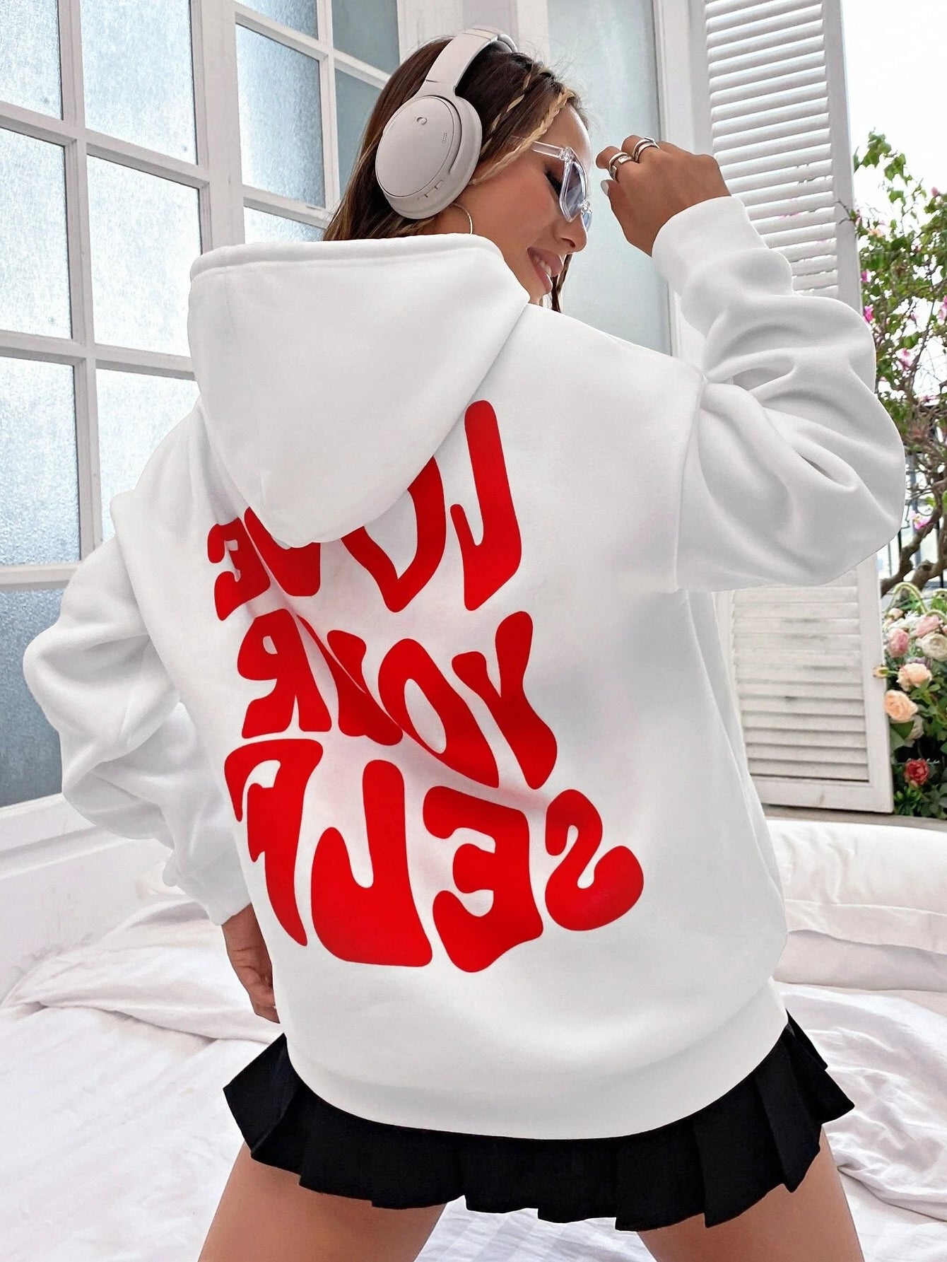 Roxanne Bellamy | Oversized Hoodie med Love Yourself-Rygprint