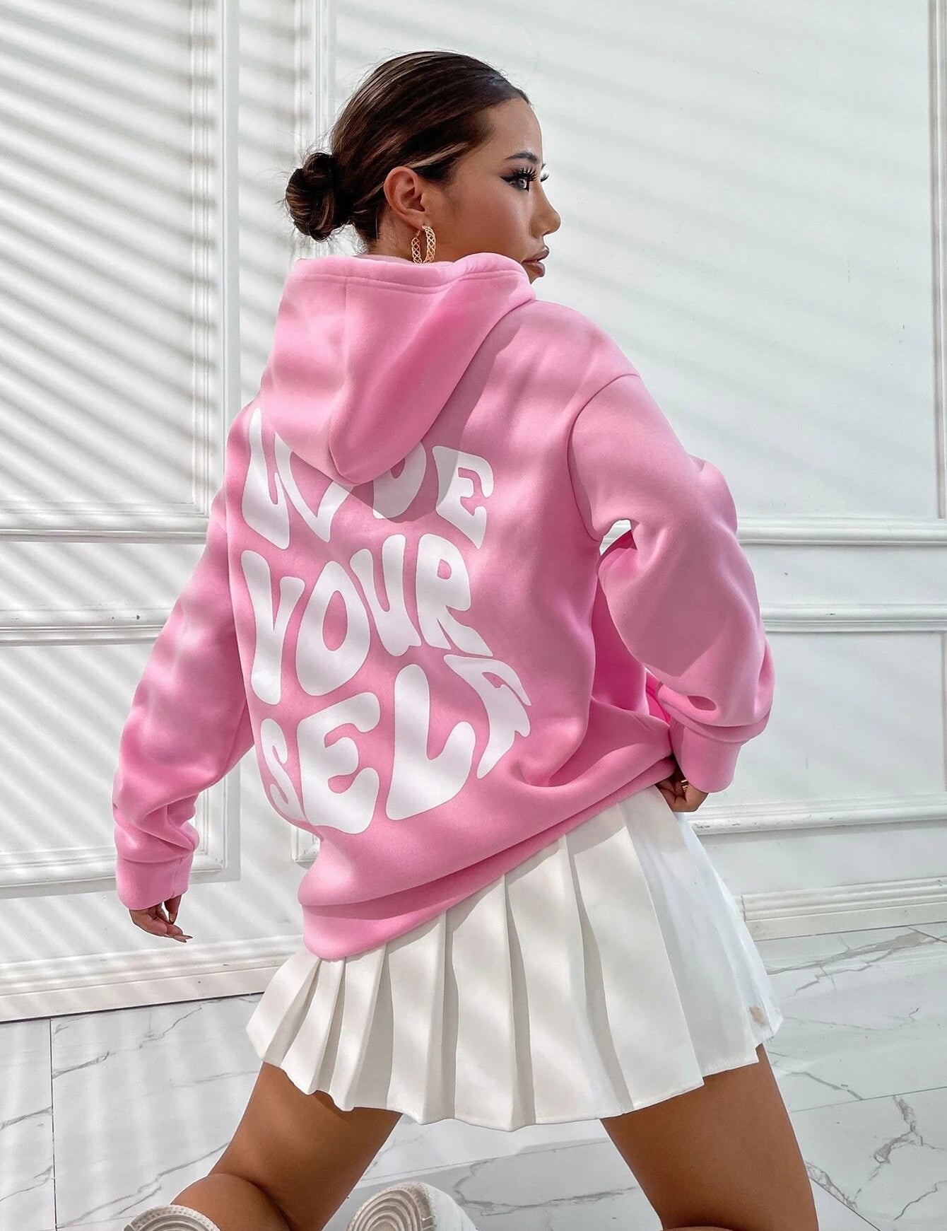 Roxanne Bellamy | Oversized Hoodie med Love Yourself-Rygprint