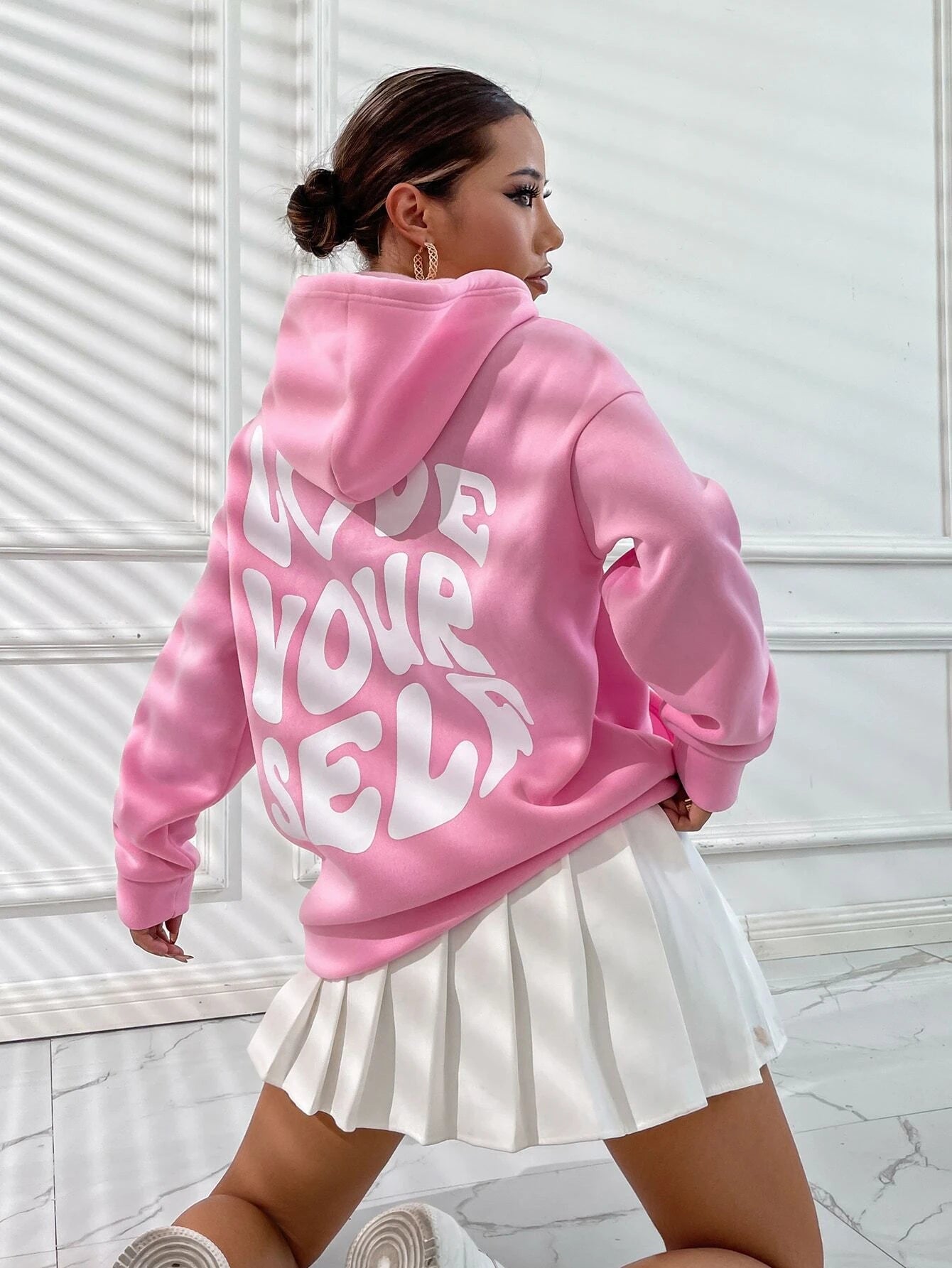 Roxanne Bellamy | Oversized Hoodie med Love Yourself-Rygprint