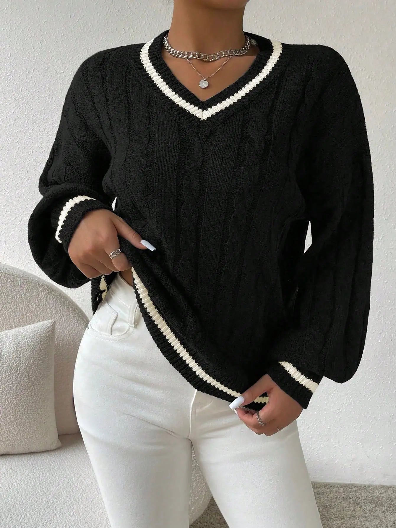 Ophelia Sinclair | Kabelstrik V-hals Pullover med Striber