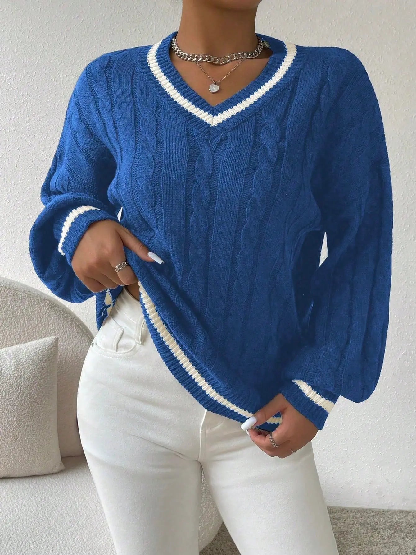 Ophelia Sinclair | Kabelstrik V-hals Pullover med Striber
