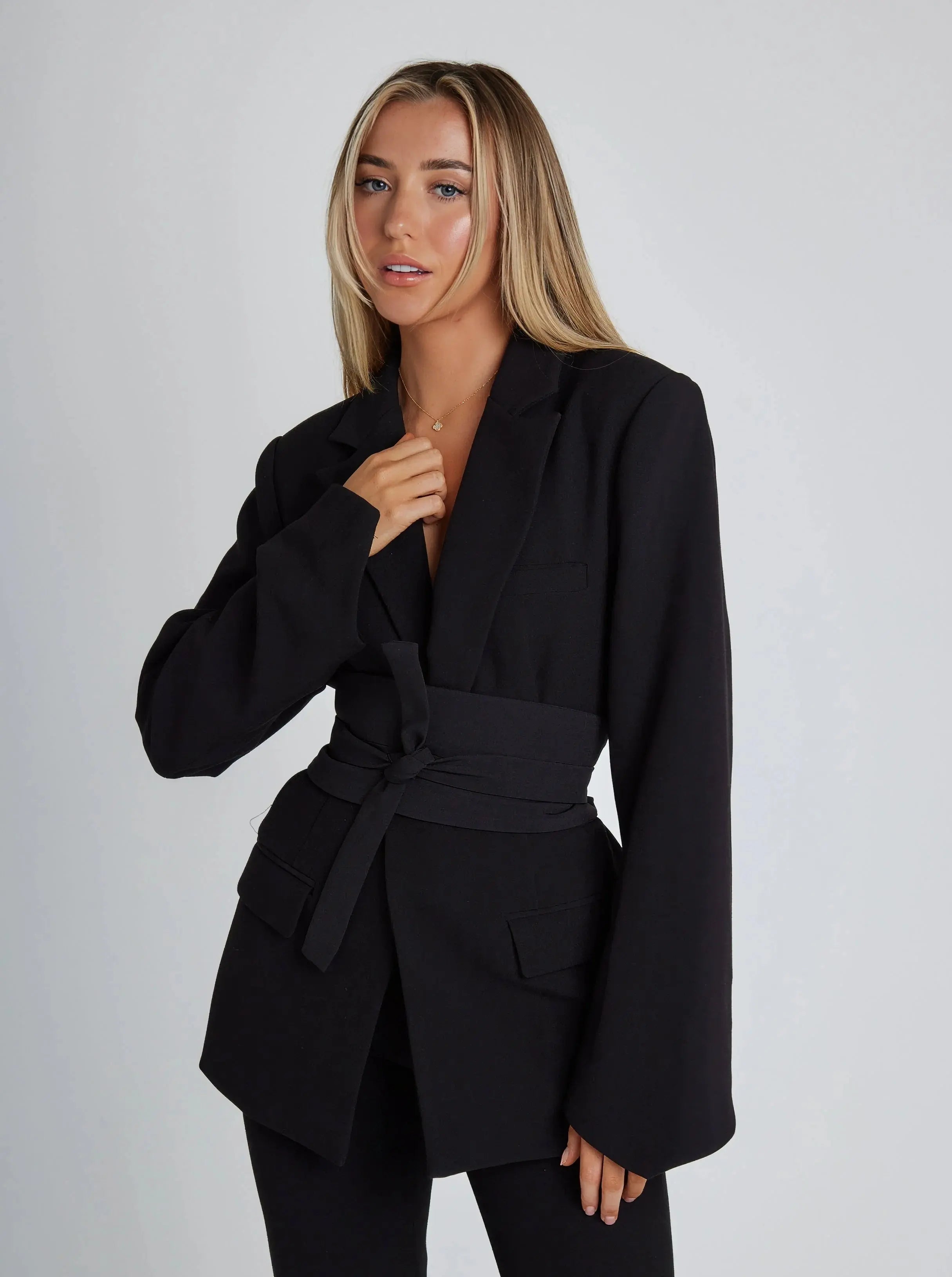 Victoria Moretti | Blazer-inspireret sæt med taljebælte