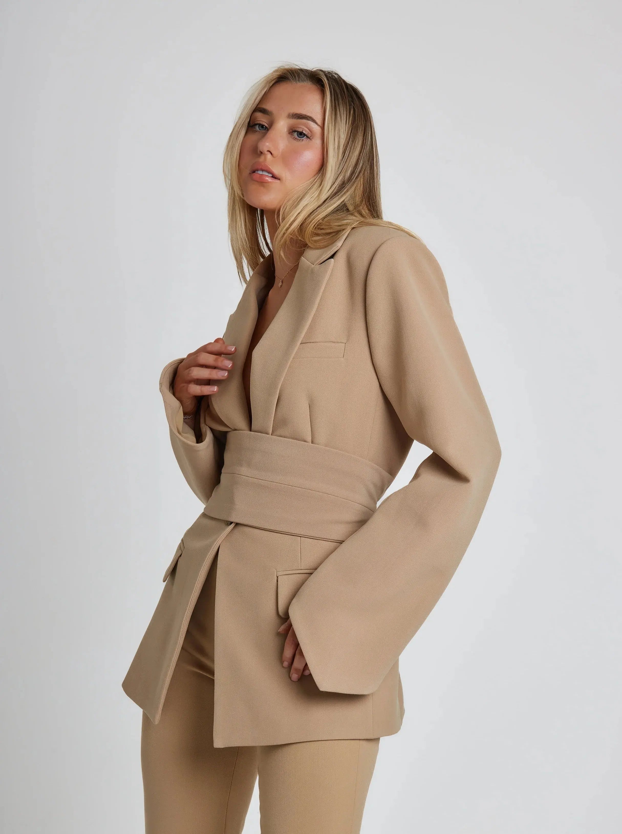 Victoria Moretti | Blazer-inspireret sæt med taljebælte