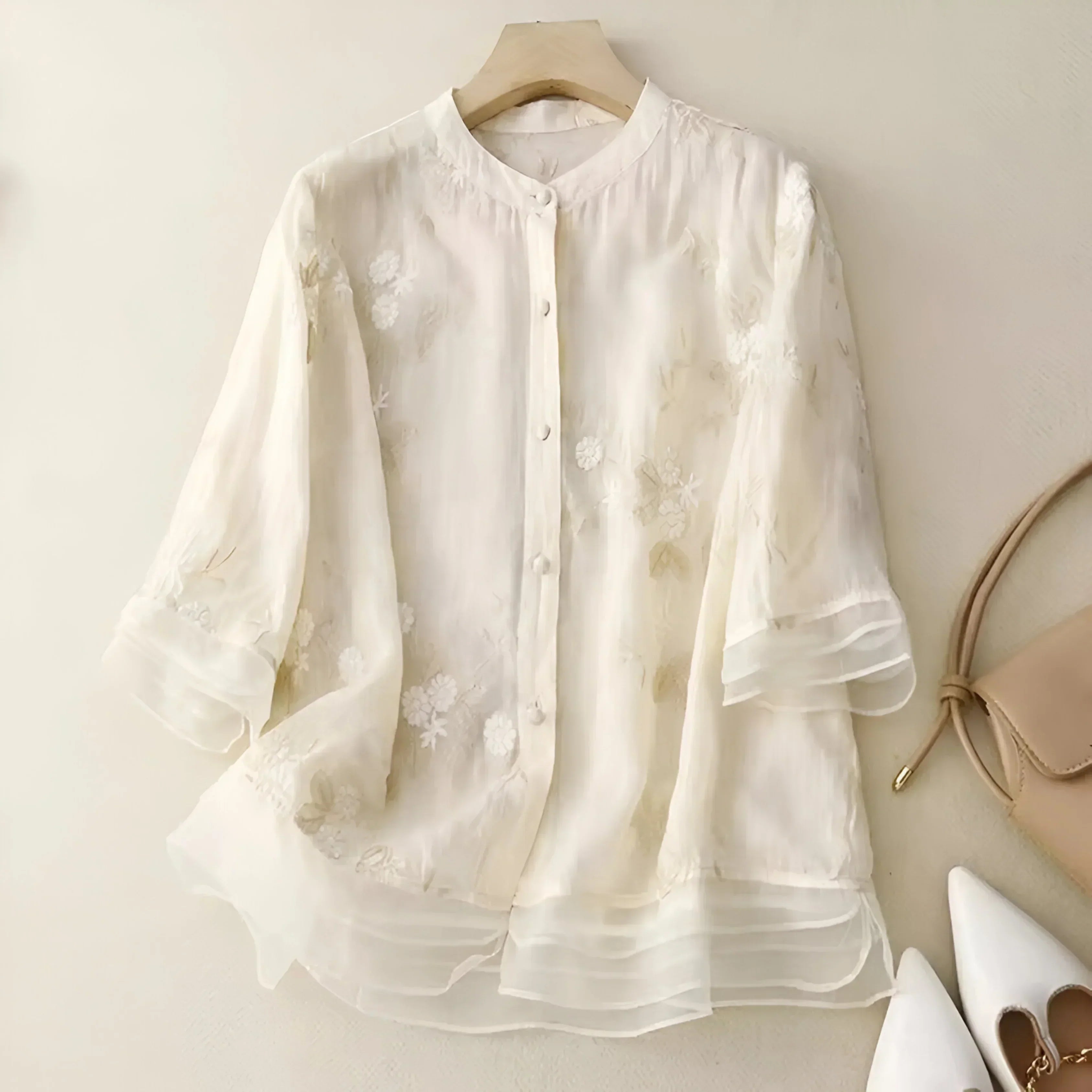 Theodora Ashford | Broderet Bomuldsbluse med Volumenærmer