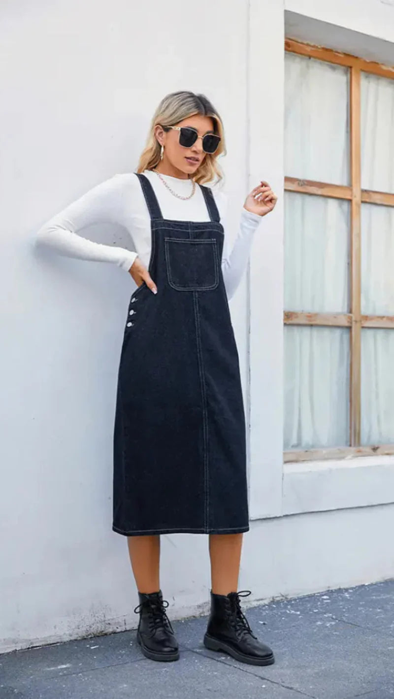 Sofia Moretti | Midi denim pinafore kjole i afslappet stil
