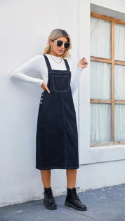 Sofia Moretti | Midi denim pinafore kjole i afslappet stil