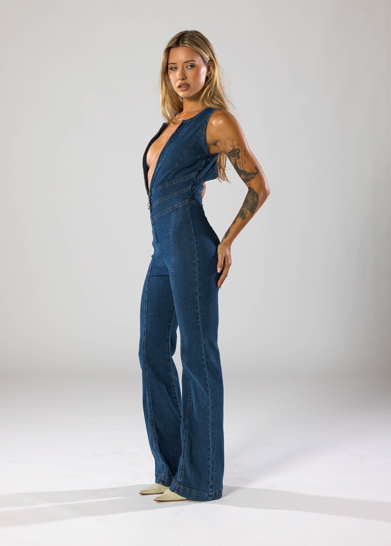 Margot Sinclair | Denim-dragt med hjerteformet udsnit og flare-ben