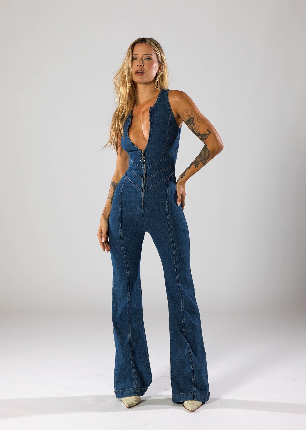 Margot Sinclair | Denim-dragt med hjerteformet udsnit og flare-ben
