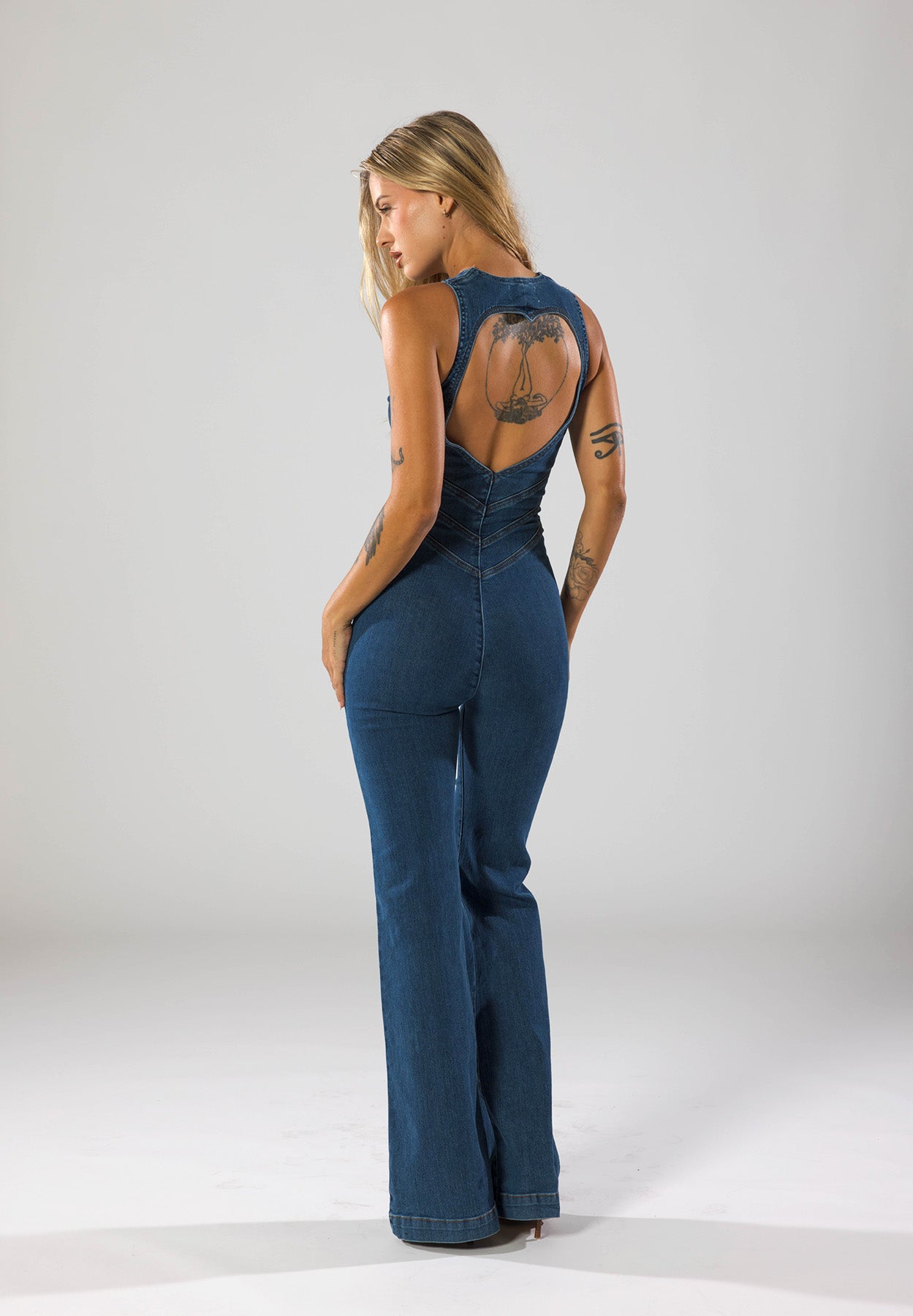 Margot Sinclair | Denim-dragt med hjerteformet udsnit og flare-ben