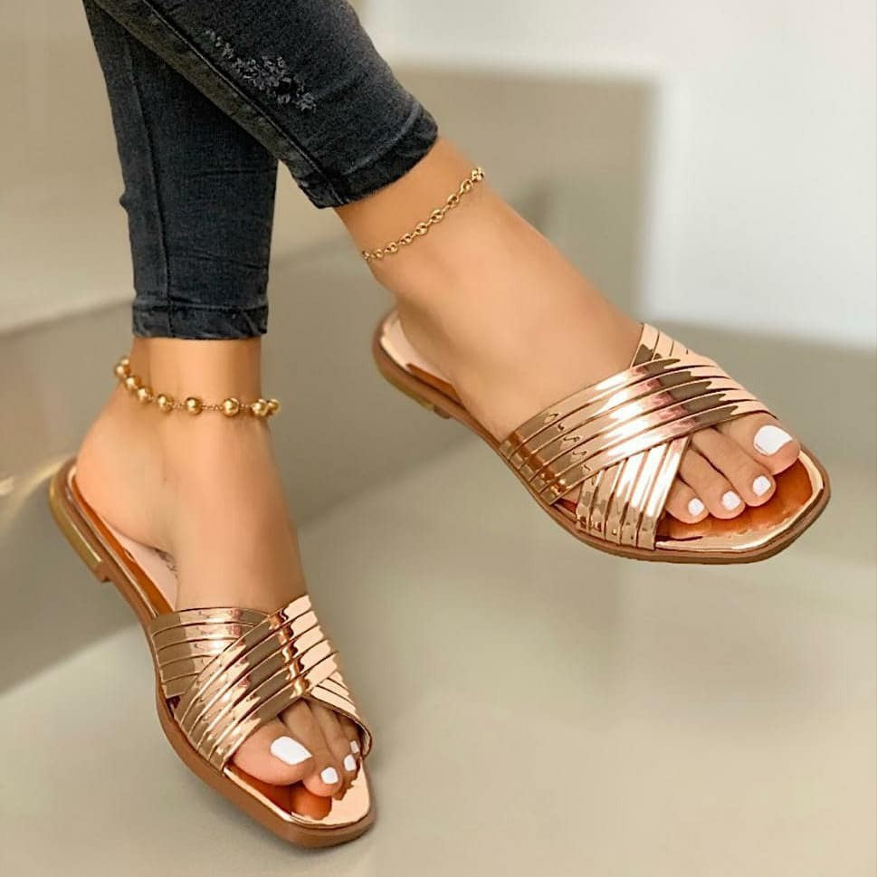 Emilie Larsen | Flade Sandaler med Metallic Detaljer til Kvinder