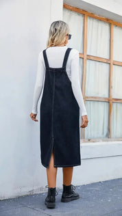 Sofia Moretti | Midi denim pinafore kjole i afslappet stil
