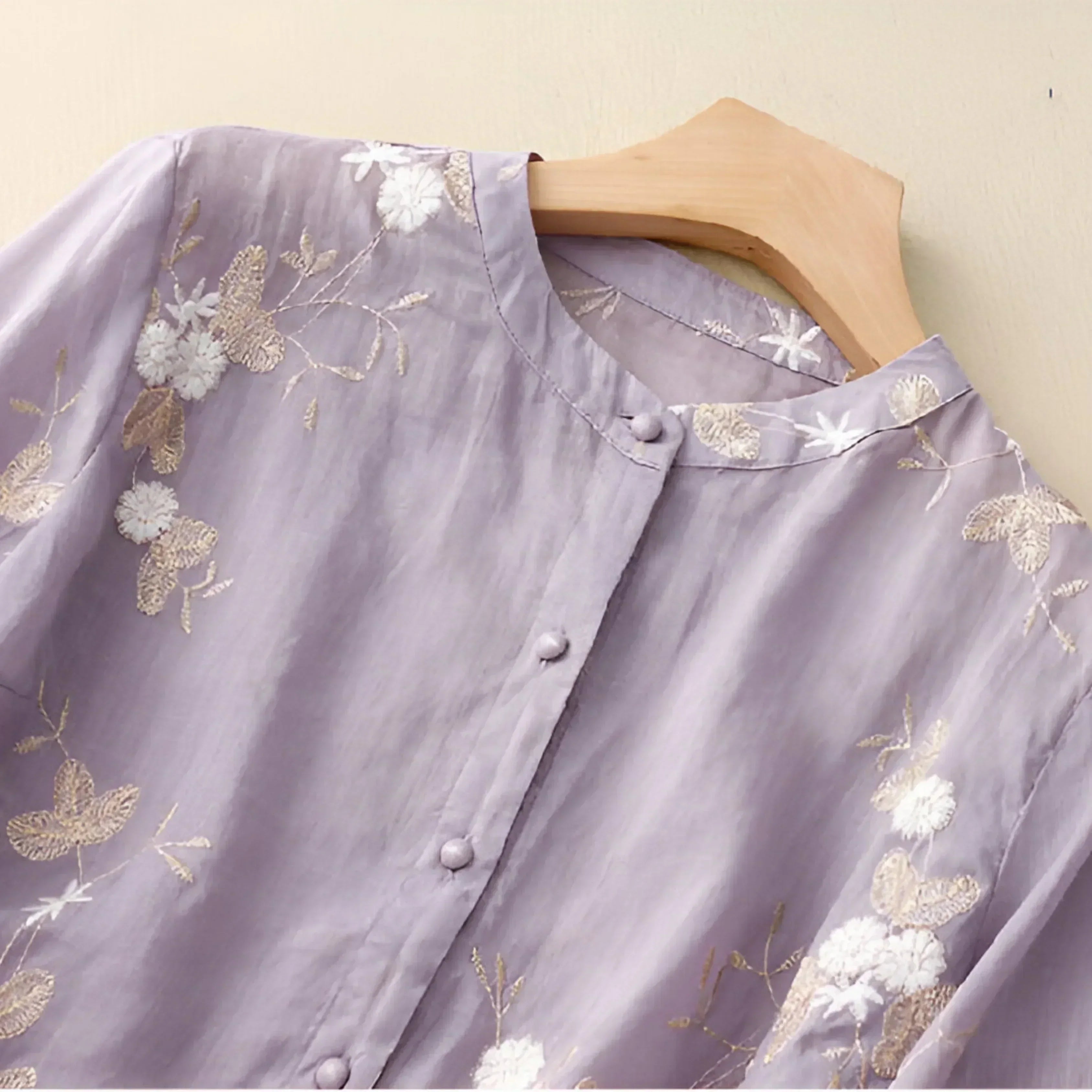 Theodora Ashford | Broderet Bomuldsbluse med Volumenærmer