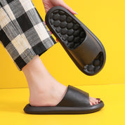 Sara Knudsen | Badesandalen mit Massagefußbett und rutschfester Sohle