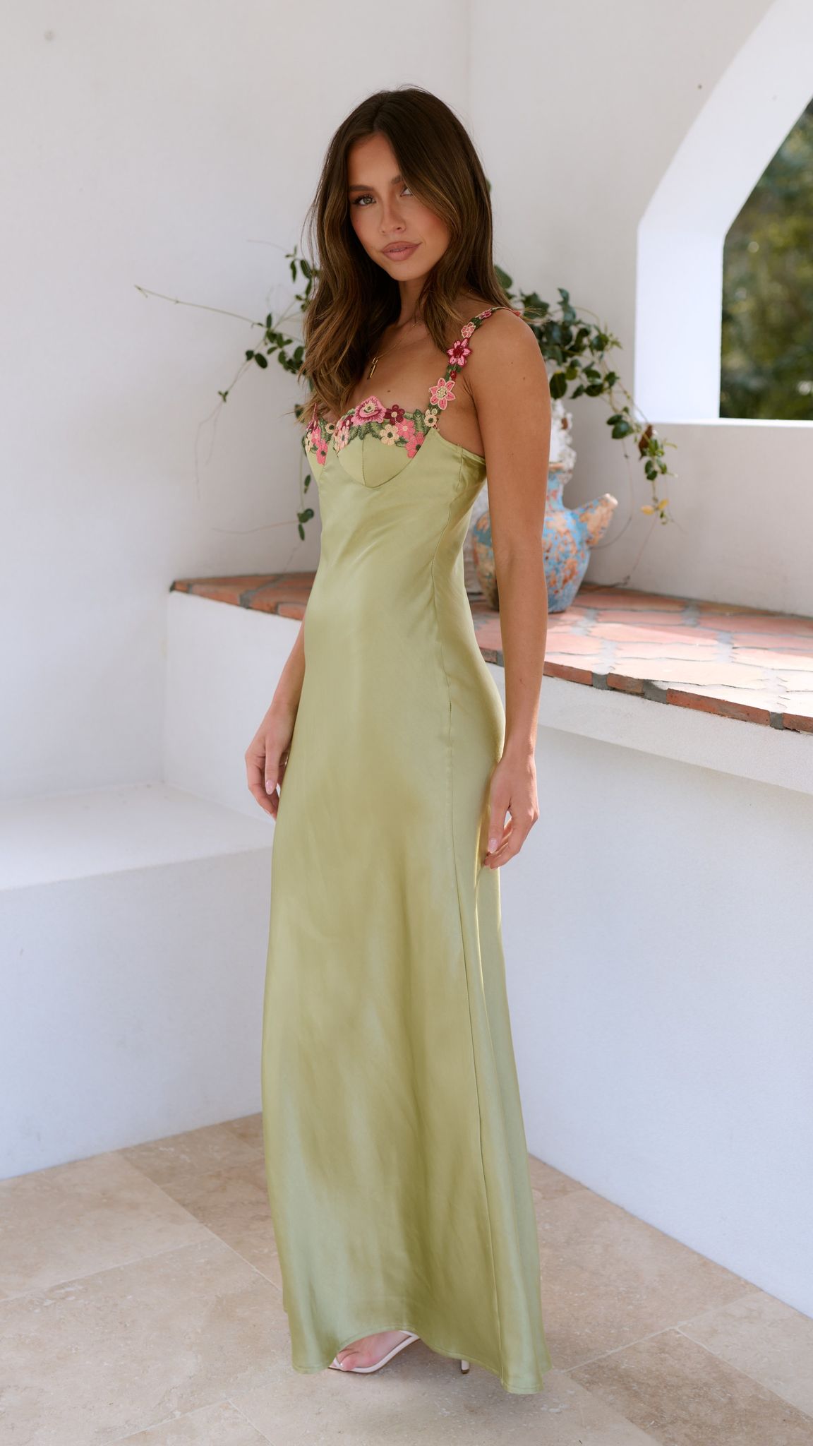 Venetia Soriano | Maxi-festkjole i limegrøn med broderede blomster