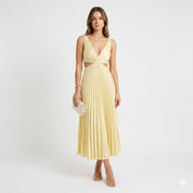 Evangeline Rousseau | Midi-kjole i Champagne med Plisseret Design