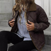 Mette Rasmussen | Wattierte Steppjacke mit Kragen in Dunkelbraun