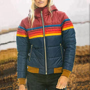Stine Rasmussen | Retro puffjakke med regnbuestriber til kvinder
