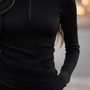 Karoline Fisker | Ribstrikket turtleneck-bluse med lynlås