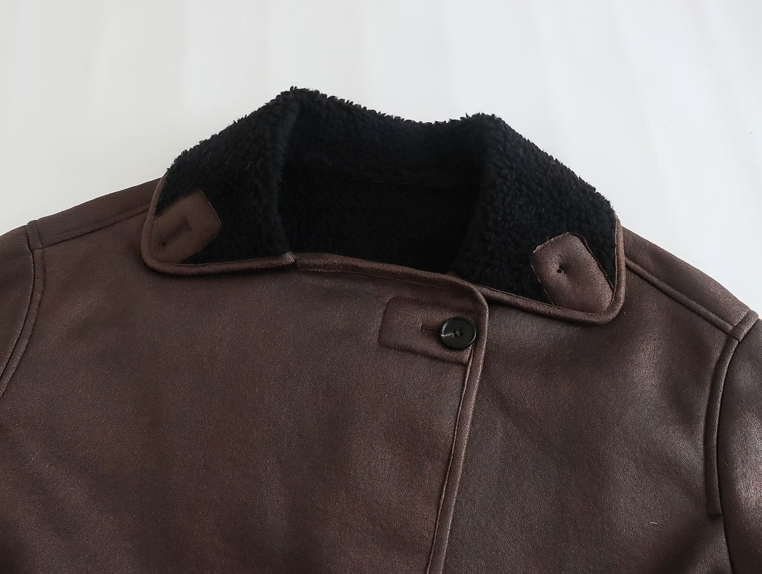 Stine Bang | Faux-shearling frakke med kontrastkrave