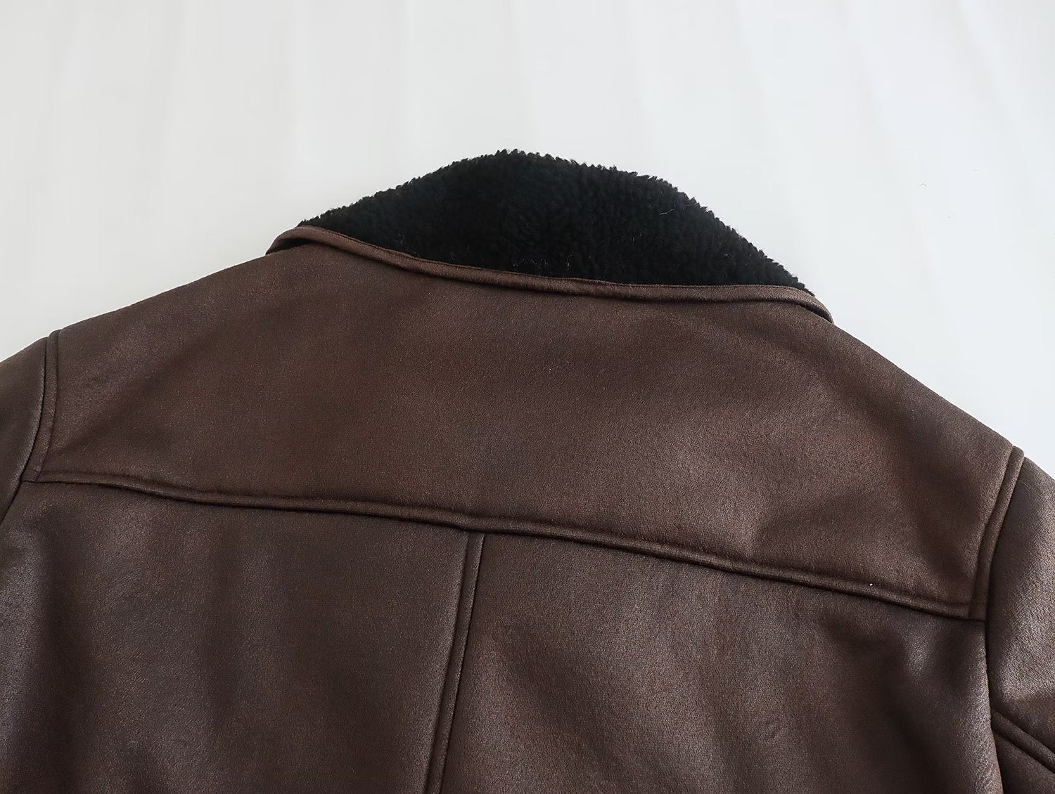 Stine Bang | Faux-shearling frakke med kontrastkrave
