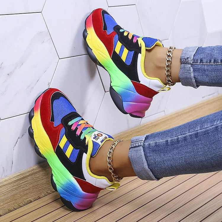Rosanna Ashworth | Regnbue Sneakers med Farverig Retro Design