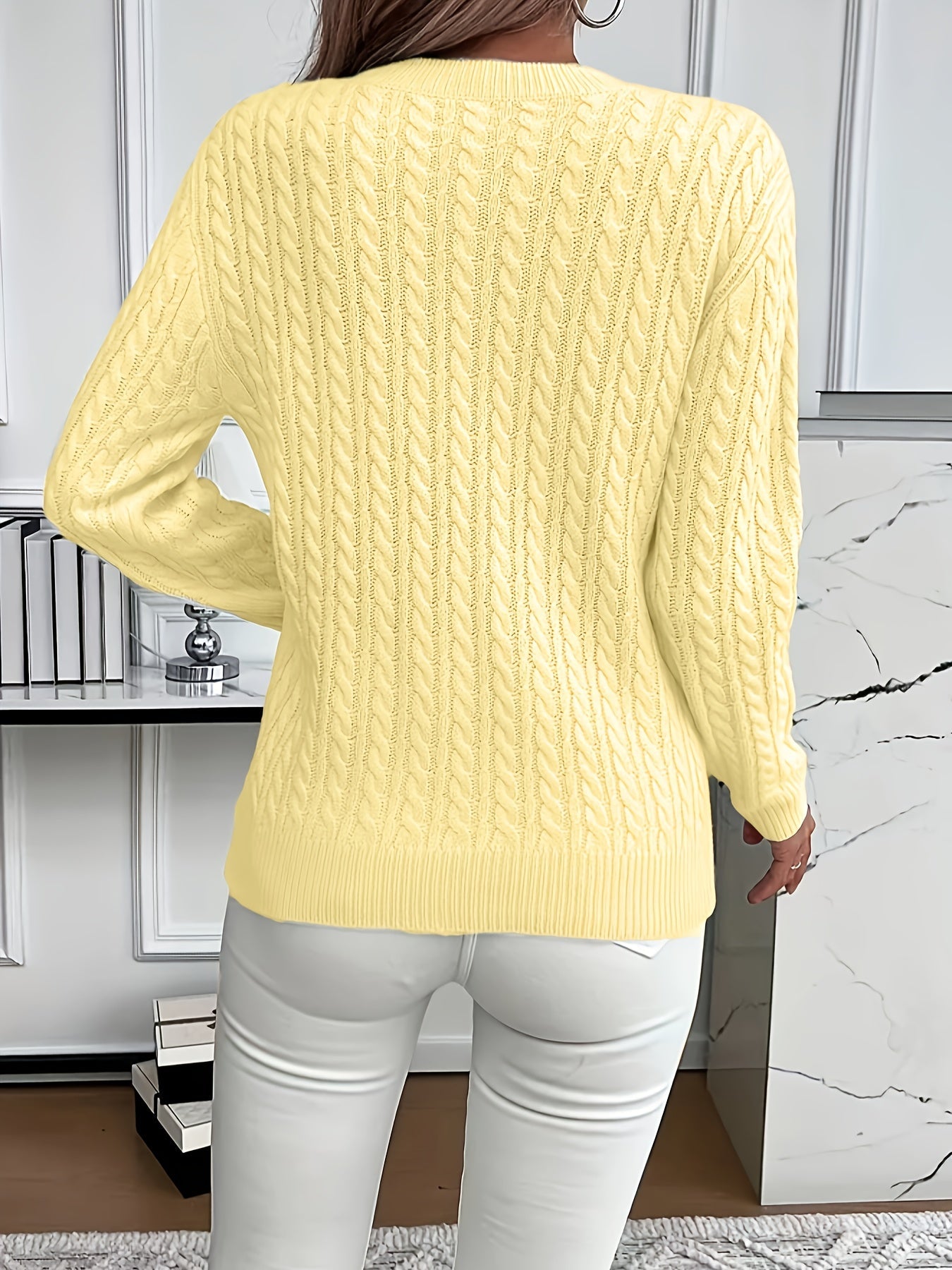 Lotte Andersen | Cable-Strikket Sweater med Rund Hals