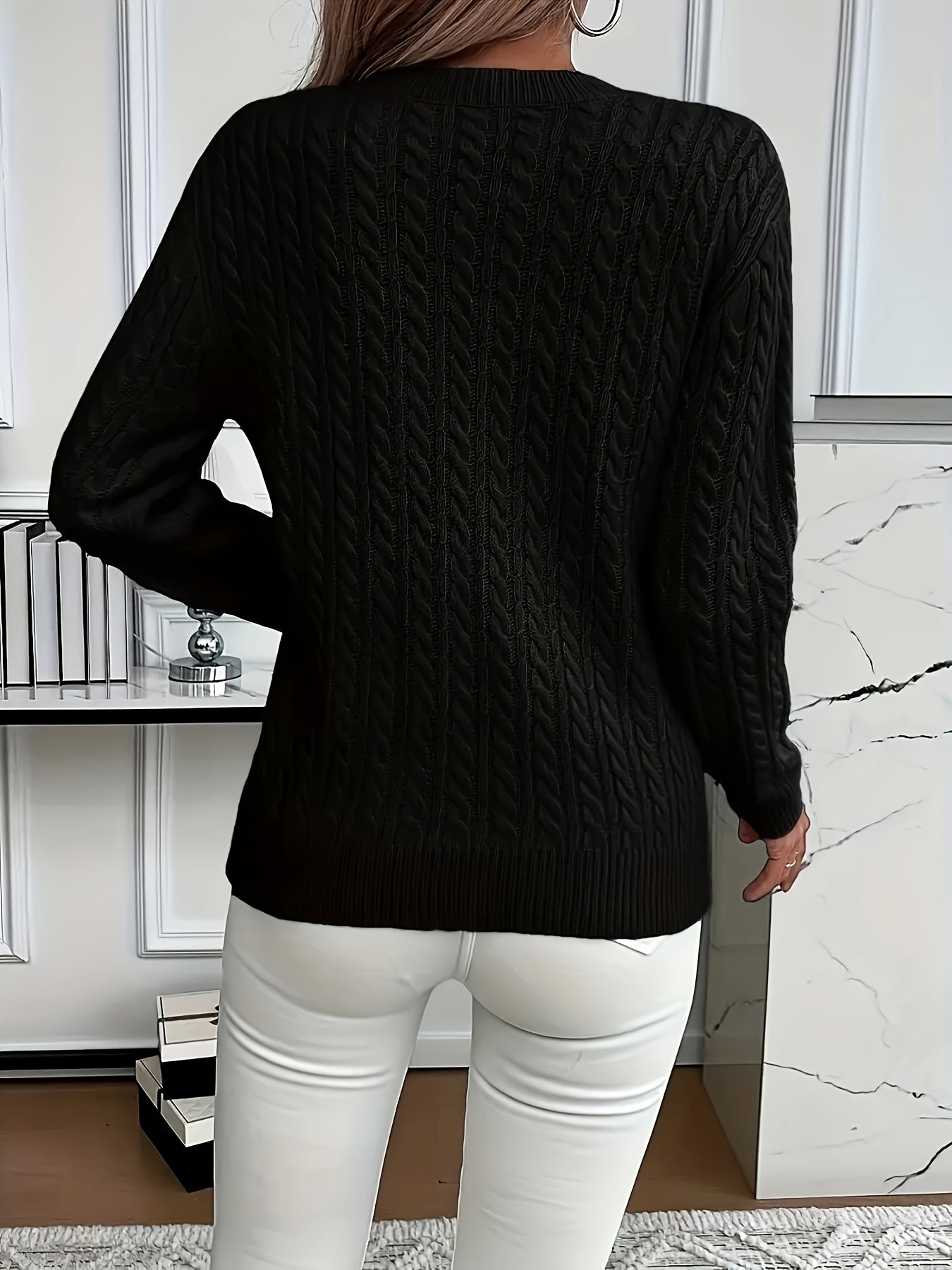 Lotte Andersen | Cable-Strikket Sweater med Rund Hals
