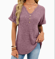 Kirstine Agger | Ribstrikket V-neck bluse med knapper
