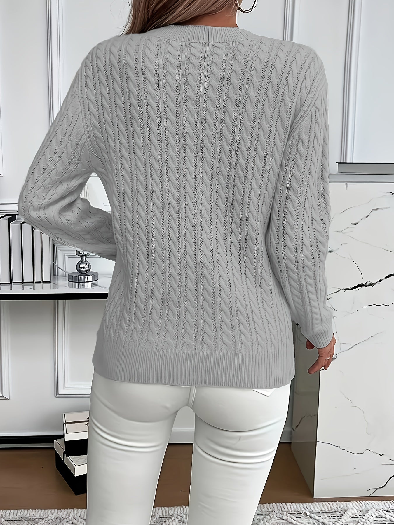 Lotte Andersen | Cable-Strikket Sweater med Rund Hals