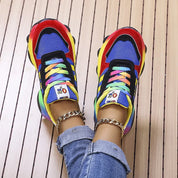 Rosanna Ashworth | Regnbue Sneakers med Farverig Retro Design