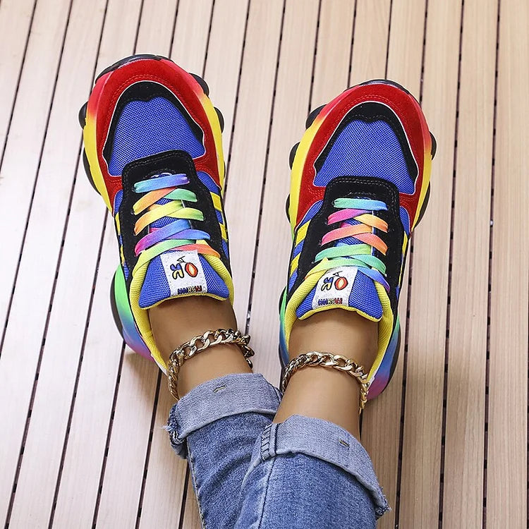 Rosanna Ashworth | Regnbue Sneakers med Farverig Retro Design