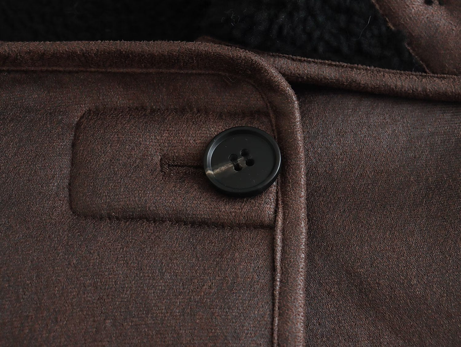 Stine Bang | Faux-shearling frakke med kontrastkrave
