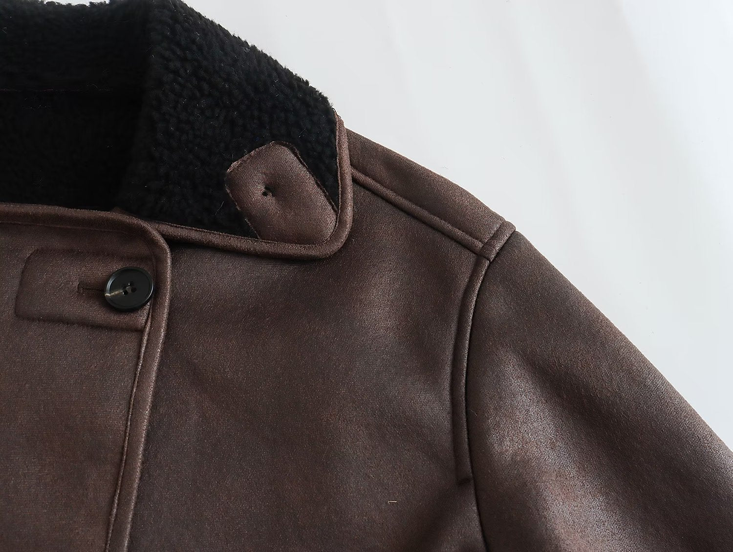 Stine Bang | Faux-shearling frakke med kontrastkrave