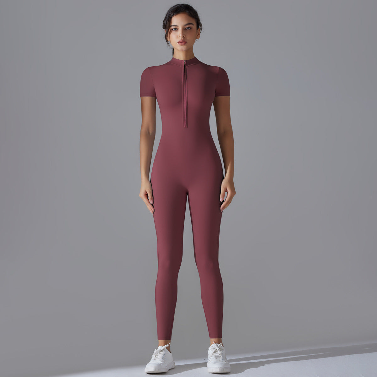 Amalie Skov | Zip-Bodysuit i brun med korte ærmer