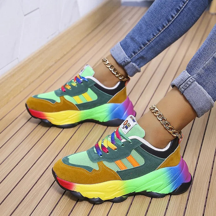 Rosanna Ashworth | Regnbue Sneakers med Farverig Retro Design