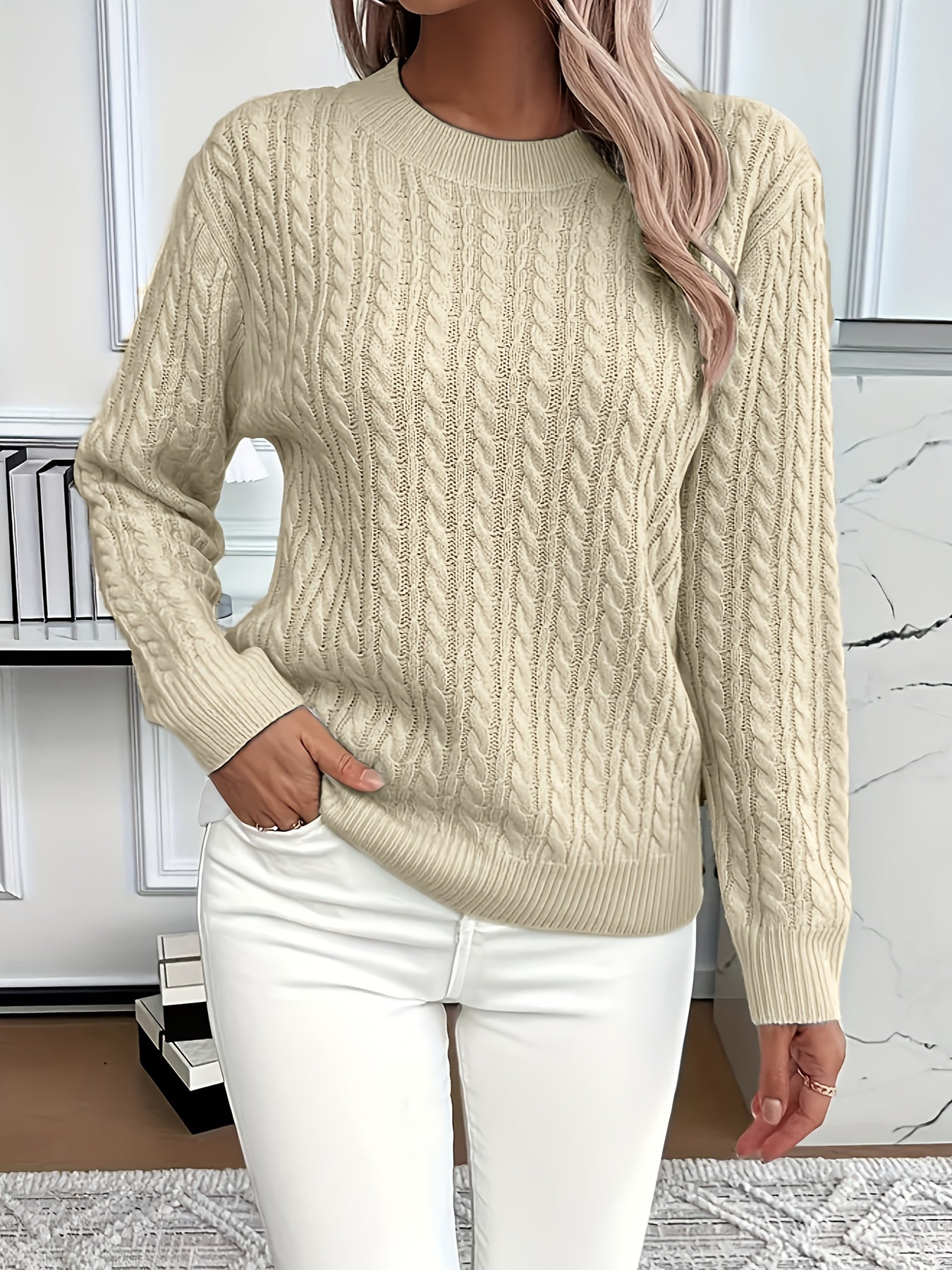 Lotte Andersen | Cable-Strikket Sweater med Rund Hals
