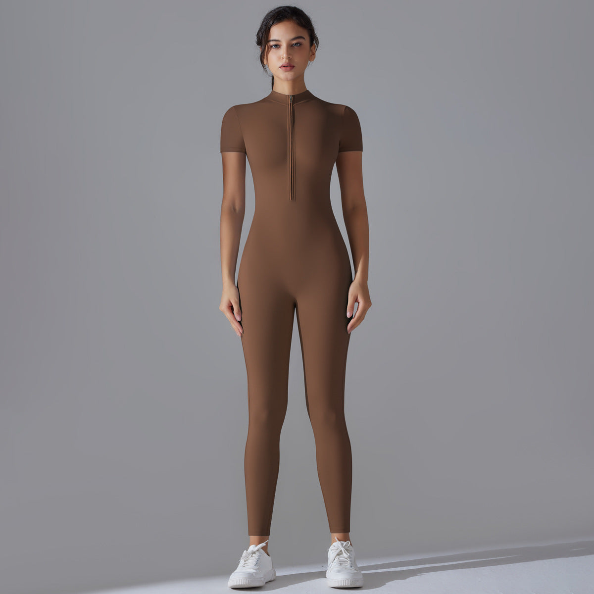 Amalie Skov | Zip-Bodysuit i brun med korte ærmer
