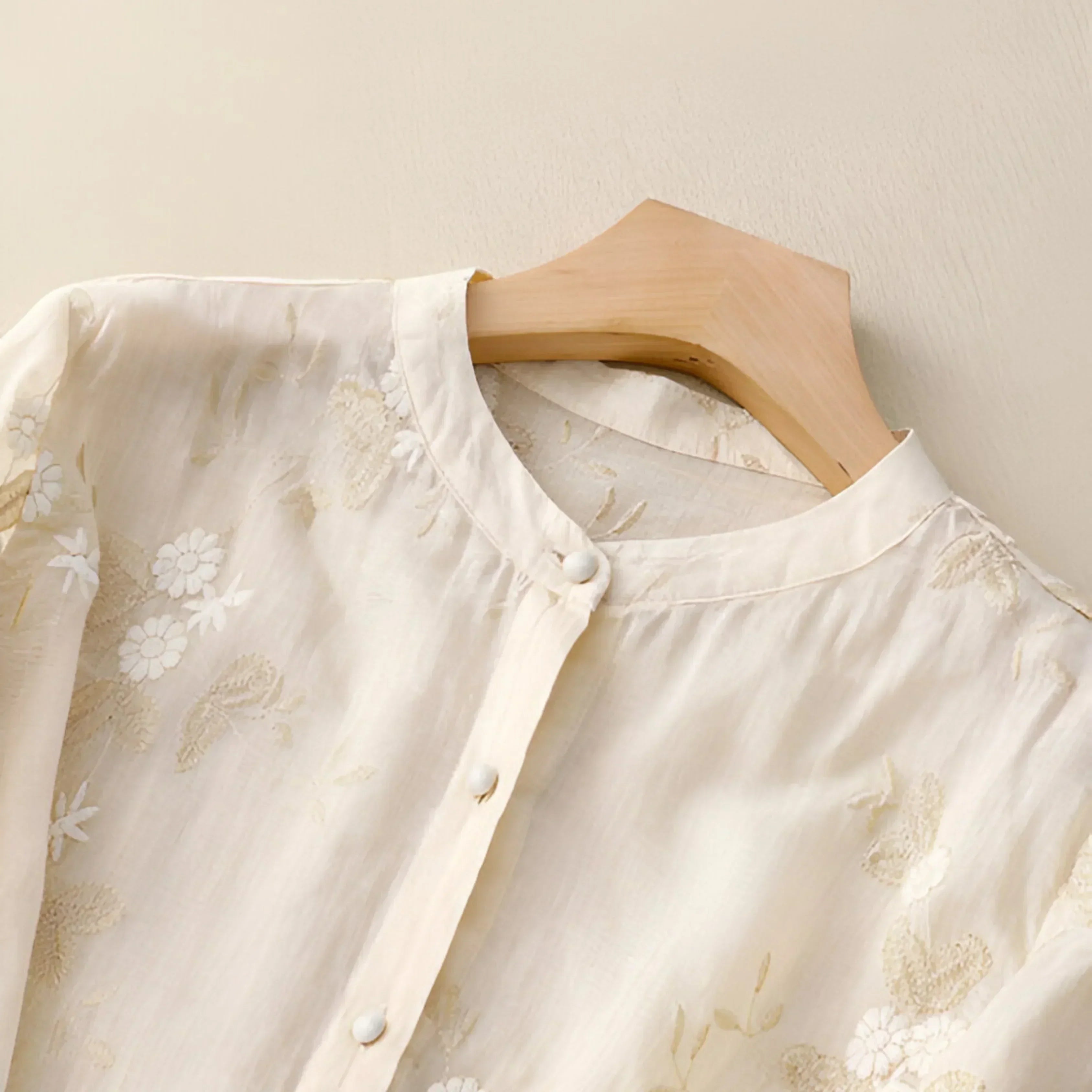 Theodora Ashford | Broderet Bomuldsbluse med Volumenærmer