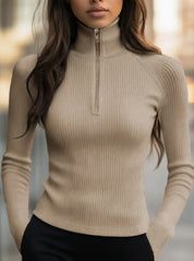 Karoline Fisker | Ribstrikket turtleneck-bluse med lynlås