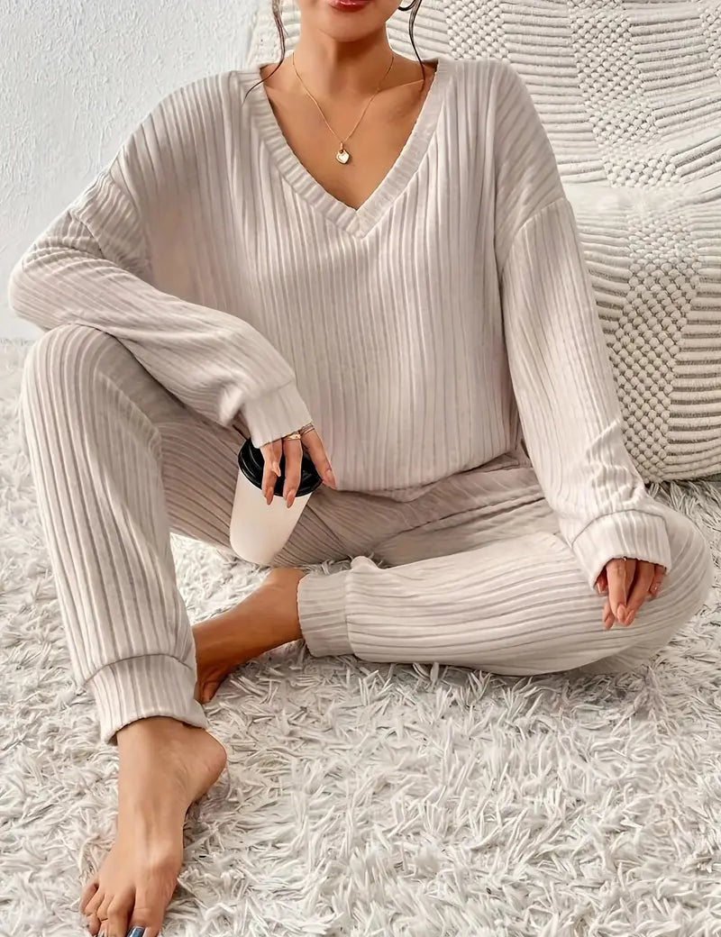 Amelia Laurent | Ribbet loungewear sæt med V-hals