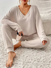 Amelia Laurent | Ribbet loungewear sæt med V-hals